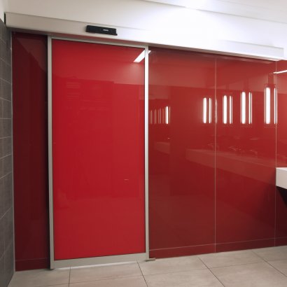 Автоматическая раздвижная одностворчатая дверь GEZE ECdrive для ширины прохода до 1570 мм, с дисплейным программатором, без радаров, без створок