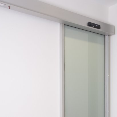 Автоматическая раздвижная одностворчатая дверь GEZE ECdrive для ширины прохода до 1570 мм, с дисплейным программатором, без радаров, без створок