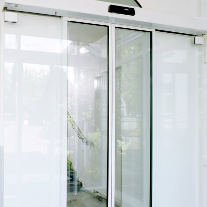 Автоматическая раздвижная двухстворчатая дверь GEZE ECdrive для ширины прохода до 1570 мм, с дисплейным программатором, без радаров, без створок